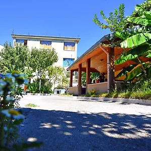 Apartment Lovely W/ Ac + Bath. + Kitchen + Parking&garden, Shkodra