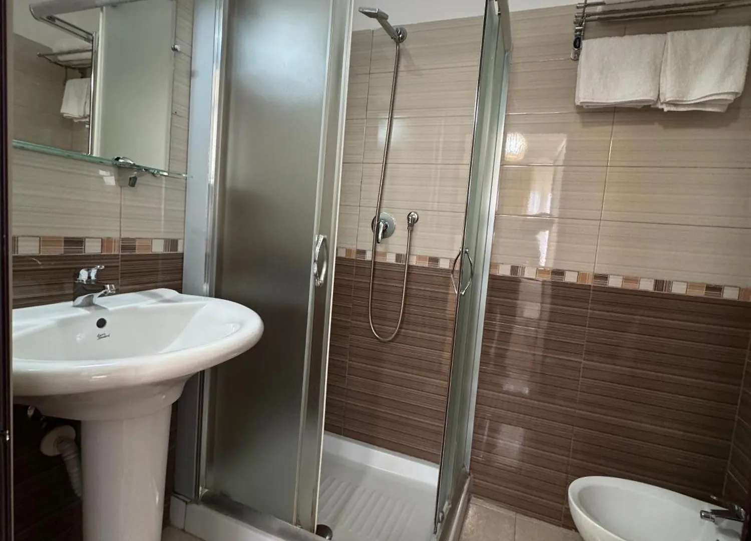 ***  Hotel Kaduku Shkodër Albanie